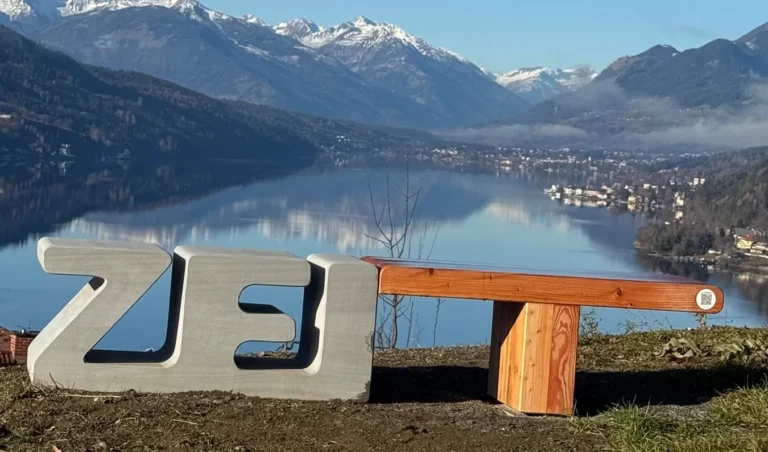 Aussichtspunkt mit Bank in den Bergen als Bild zu Yoga